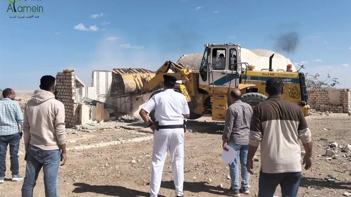 الإسكان تنفذ قرارات إزالة لمخالفات البناء والتعديات على أراضي الدولة بالعلمين الجديدة