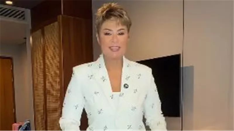 بأسلوب جديد هذا العام، مفيدة شيحة تقرر استبدال الفساتين بالبدل على الرد كاربت بمهرجان الجونة