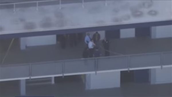 حادث مفزع يهز أمريكا، لحظة إلقاء طالب بنفسه من الطابق الرابع بسبب التنمر (فيديو)