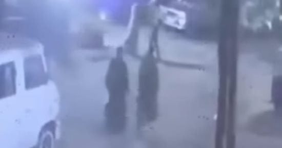 كاميرات المراقبة رصدت مشهد مقتل شاب وسط الشارع فى قرية ترسا بأبو النمرس