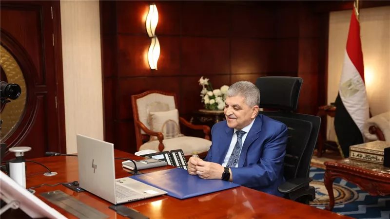 قناة السويس تبحث مع "هاباج-لويد" عودة المزيد من الخدمات الملاحية وتشكيل فريق عمل مشترك