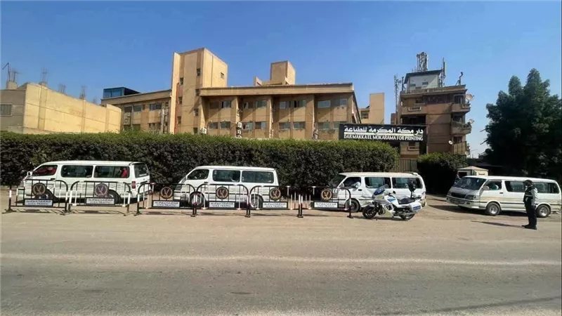 حواجز حديدية بمواقف السرفيس في الجيزة لمواجهة الانتظار العشوائي