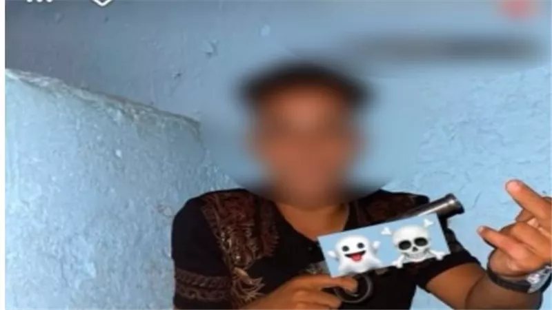 صورة بسلاح خرطوش تشعل مواقع التواصل في الفيوم، والأمن يحدد هوية صاحبها ويكشف مفاجأة