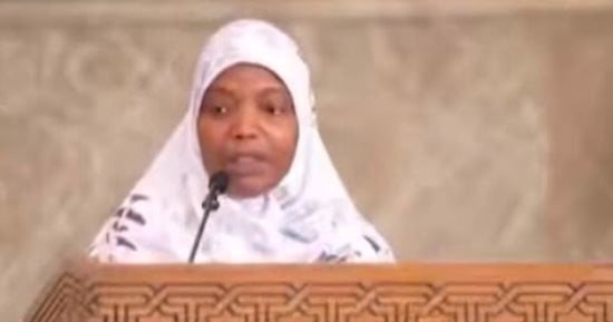 واعظة جزائرية تودع مصر بالدموع.. اعرف القصة