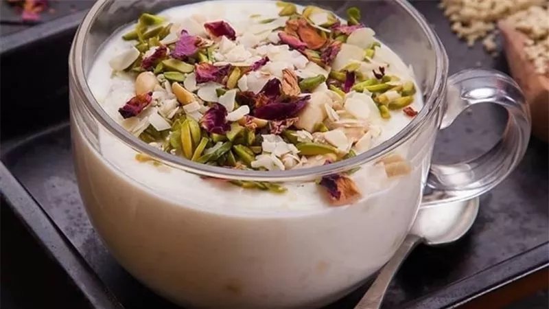 طريقة عمل السحلب في البيت بمذاق كريمي وقوام كثيف مثل المحلات