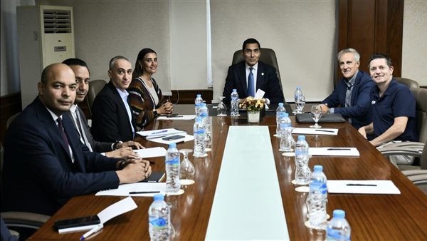 وزير الشباب والرياضة يلتقي الرئيس التنفيذي لرابطة محترفي الإسكواش العالمية