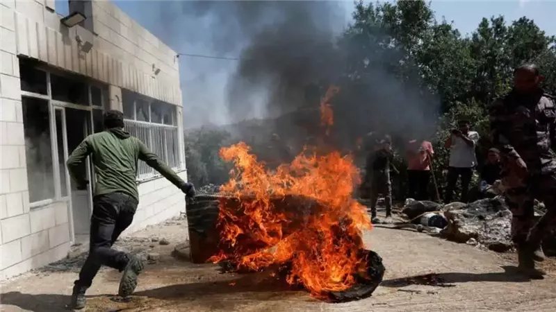 مستوطنون يضرمون النار في مركبات للفلسطينيين برام الله (صور)