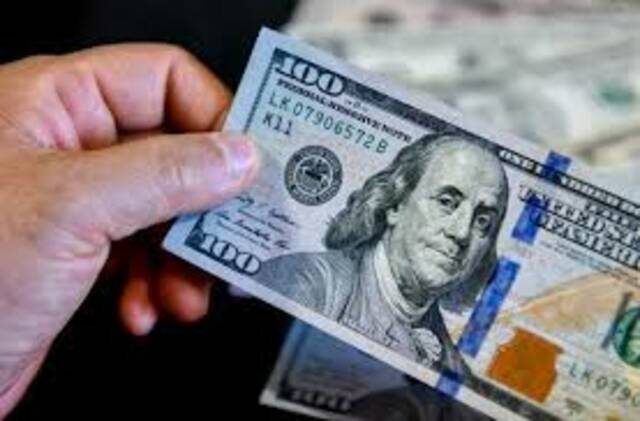 الدولار يتجه لمكاسب شهرية مع توقعات رفع الفائدة