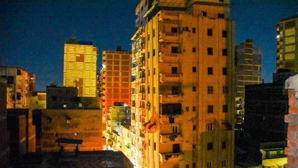 الدفع بمعدات ثقيلة لإزالة عقار أمبروزو المائل بمنطقة محرم بك بالإسكندرية