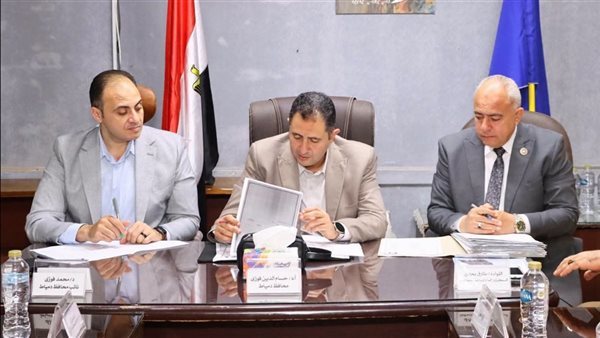 تشميع ورشة مخالفة وتسهيل التراخيص، قرارات فورية لمحافظ دمياط في لقائه بأهالي الزرقا