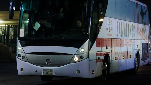 حافلة الزمالك تصل إستاد القاهرة استعدادا لمواجهة الأهلي في قمة الدوري