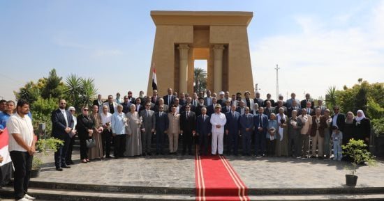 محافظ بنى سويف يضع أكليل الزهور على النصب التذكارى للشهداء ويكرم أبطال العبور