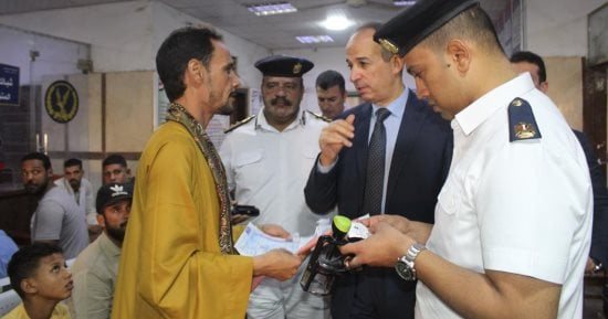 مدير أمن سوهاج يتفقد التشغيل التجريبي لمنظومة الشباك الواحد بالمرور.. صور