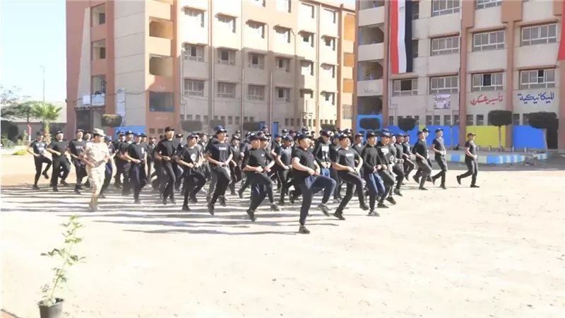 محافظ الدقهلية يشيد بانضباط طلاب مدرسة ميت غمر الصناعية الميكانيكية للتأسيس العسكري