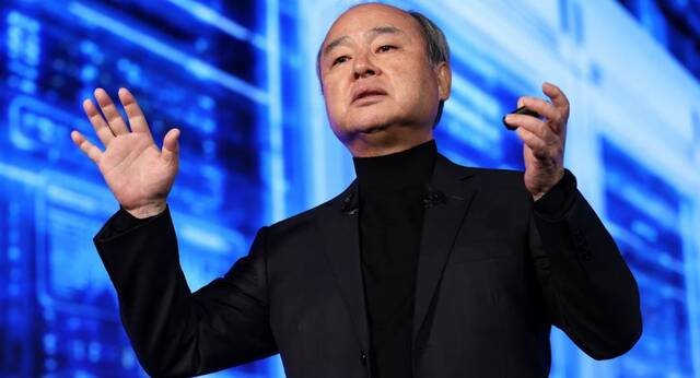 سوفت بنك يسعى لجمع 100 مليار دولار من مستثمري الخليج