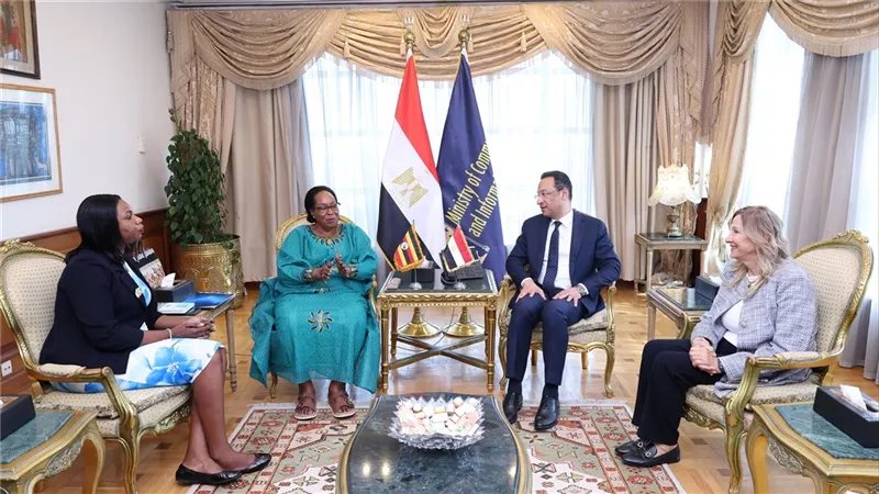 وزير الاتصالات يبحث مع نظيرته الأوغندية سبل تعزيز التعاون المشترك