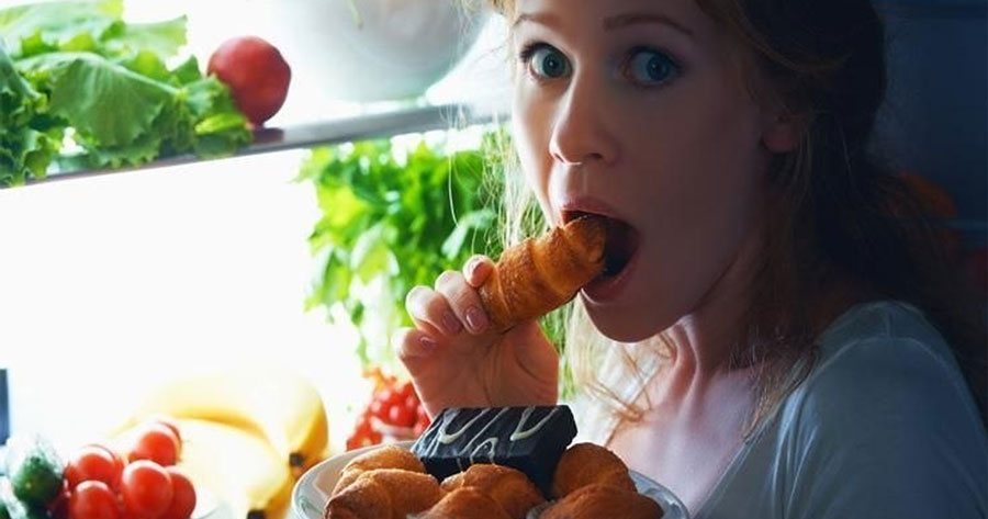 كيف تتخلص من الرغبة في تناول الطعام ليلاً؟