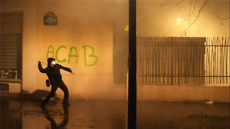 ماكرون يواجه اتهامات بتقويض حق التظاهر عبر "قانون التخريب"