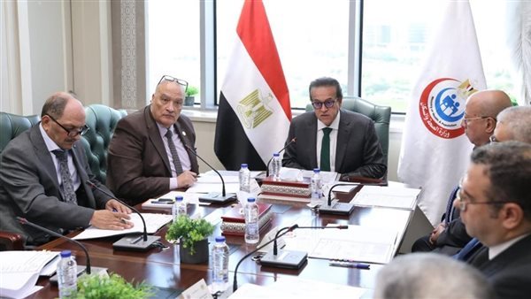 وزير الصحة يبحث تعزيز حماية الأطقم الطبية من مخاطر المهنة