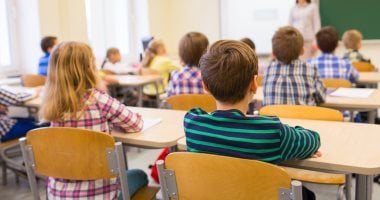 10 طرق سهلة تحمى طفلك من العدوى فى موسم المدارس وتقلبات الجو