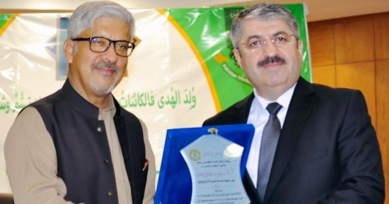 السفير الباكستاني بالقاهرة يكرّم الدكتور سيمور نصيروف تقديرا لجهوده في خدمة الطلاب الباكستانيين