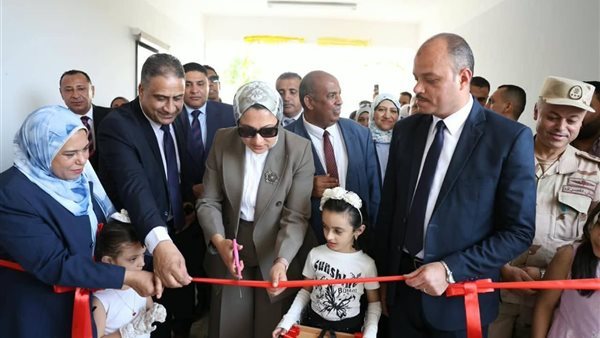 بتكلفة 40.7 مليون جنيه، محافظ الوادي الجديد تفتتح مدرستين بالخارجة