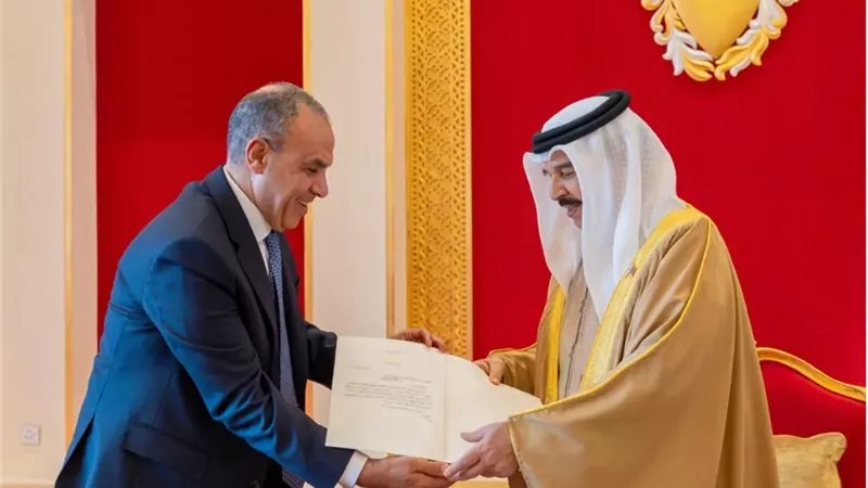 وزير الخارجية يسلم رسالة خطية من الرئيس السيسي إلى ملك البحرين