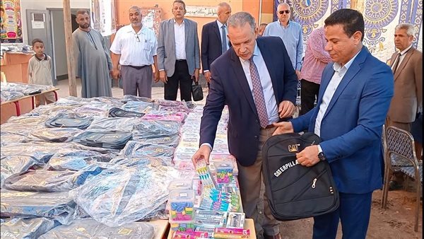 تعليم أسيوط يوزع 500 حقيبة على الطلاب بمدرسة عزبة عبد الصمد خلال احتفالية أكتوبر