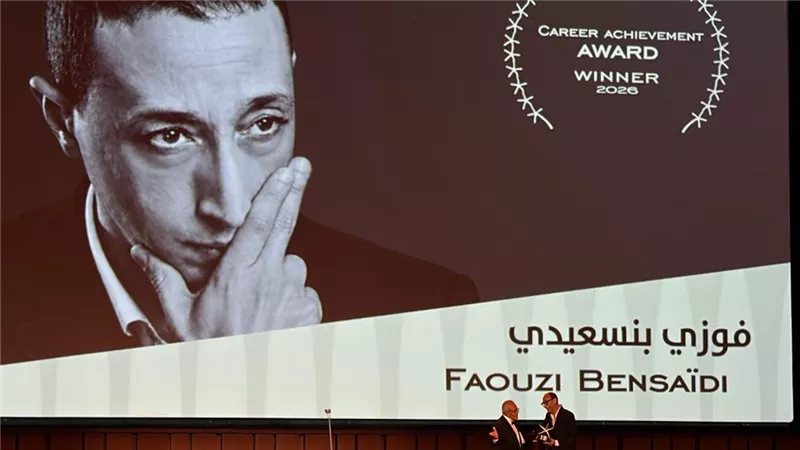 الجونة السينمائي يكرم فوزي بنسعيدي بالإنجاز الإبداعي، والمخرج يوجه رسالة لمصر