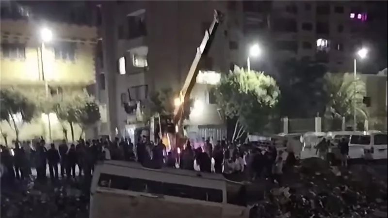 أثناء ركنه، أتوبيس يسقط في ترعة الشرقاوية بشبرا الخيمة