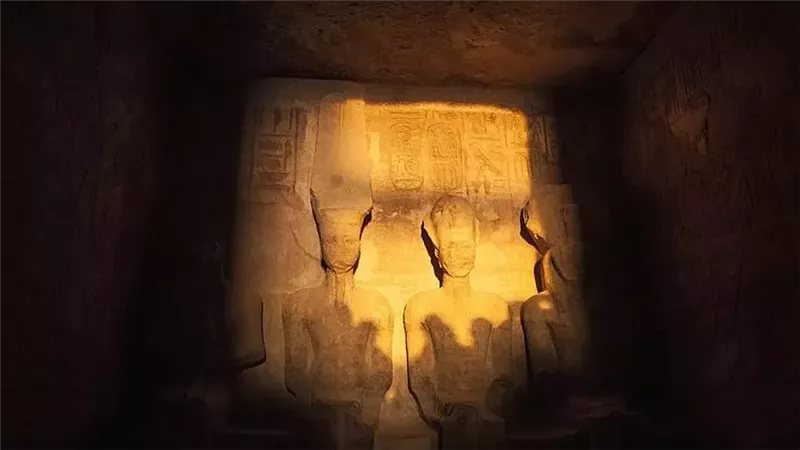 ظاهرة نادرة يترقبها العالم، الشمس تتعامد على وجه الملك رمسيس الثاني بمعبده في أبو سمبل، اليوم