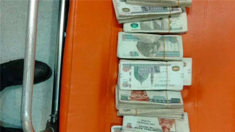 مسعف وسائق يعيدان 230 ألف جنيه لمصاب في حادث تصادم بالفيوم