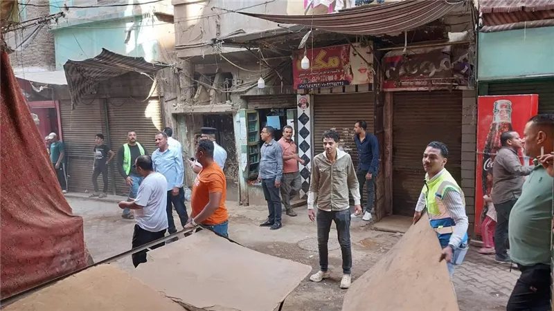 حملة لرفع الإشغالات بمنطقة القيسارية في حي غرب سوهاج