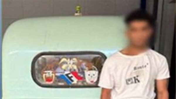 مطاردة مثيرة في شبرا، سائق "توك توك" يدفع فردَي شرطة حاولا ضبطه بعد سرقته هاتفًا محمولًا