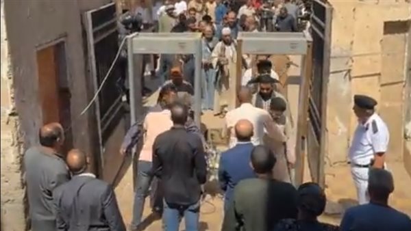 بوابات للتفتيش، إجراءات أمنية مشددة خلال إنهاء خصومة ثأرية بين عائلتين بأسيوط (فيديو)