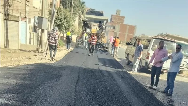 محافظ الغربية يتابع أعمال رصف طريق السنطة البلد