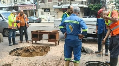 إصلاح هبوط أرضي بسبب تسريب الصرف الصحى شرق الإسكندرية.. صور