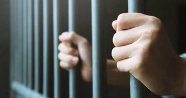 حبس سائق ميني باص ومرافقه 4 أيام بتهمة تعاطي المخدرات أثناء سيرهما في الجيزة