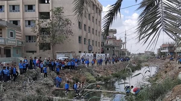 بعد أزمة «ماسورة» مطاوع عيسى، التلاميذ يواجهون الخطر نفسه بـ"الصفاصيف" في البحيرة