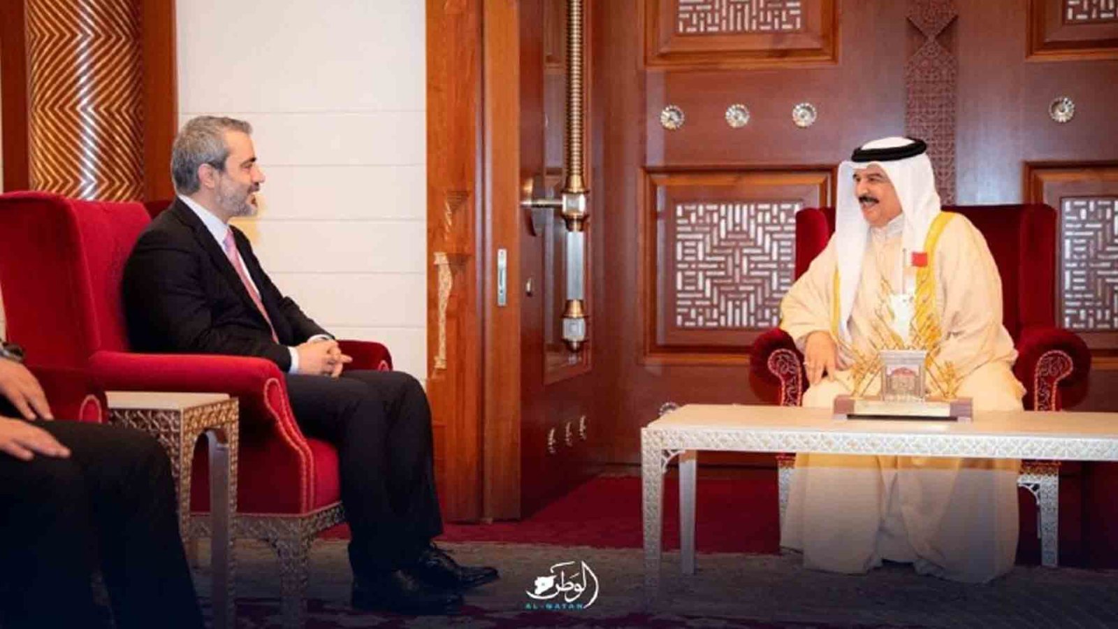 نقل تحيات الرئيس الشرع.. الشيباني يبحث مع ملك البحرين تعزيز العلاقات الثنائية