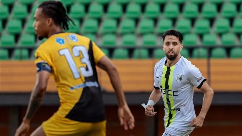 المغرب الفاسي يخطف فوزًا مثيرًا خارج ملعبه من أسيك ويتأهل إلى مجموعات دوري أبطال أفريقيا