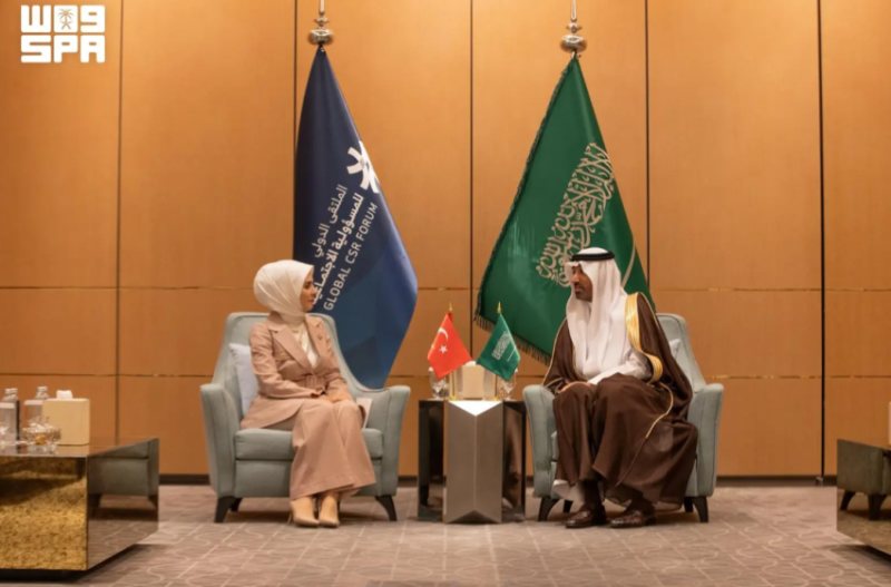 وزير الموارد البشرية والوزيرة التركية للأسرة والخدمات الاجتماعية يبحثان فرص توسيع مجالات التنسيق المشترك والتعاون