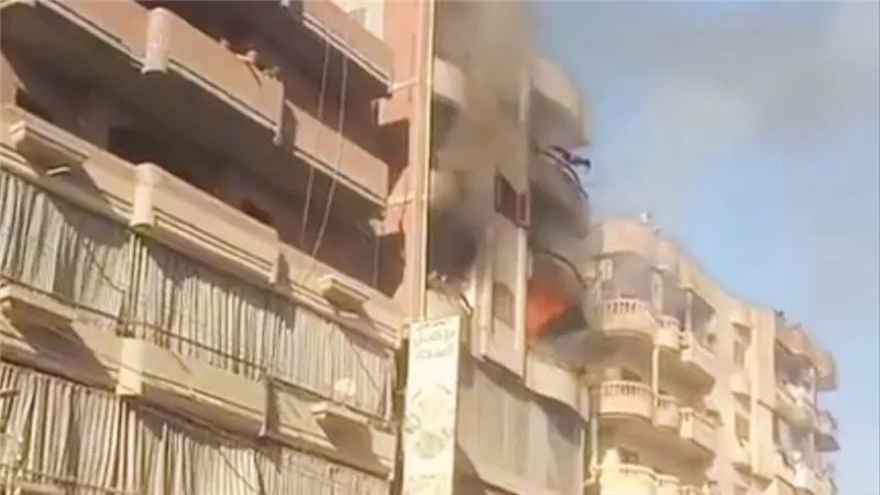 ماس كهربائي يحول شقة بحلوان إلى كتلة من النيران، والمعاينة: تفحم محتويات الصالة