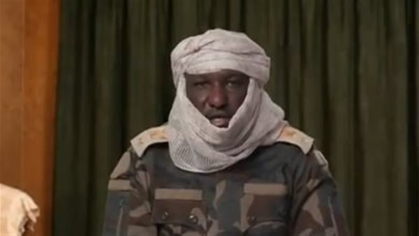 وصفها بالحرب العبثية، انشقاق قائد المهام الخاصة بالدعم السريع و300 أخرين عن المليشيا (فيديو)
