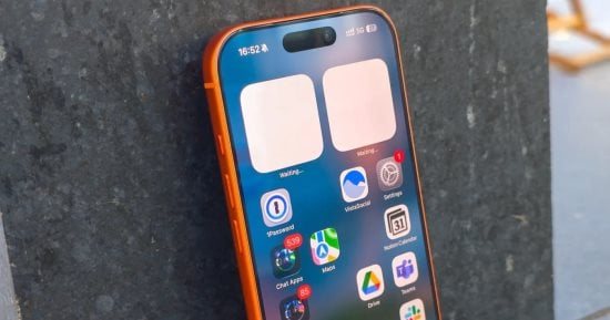 شاشات أكبر وحواف تتلاشى.. كيف تغير الآيفون من iPhone X إلى iPhone 18 Pro؟
