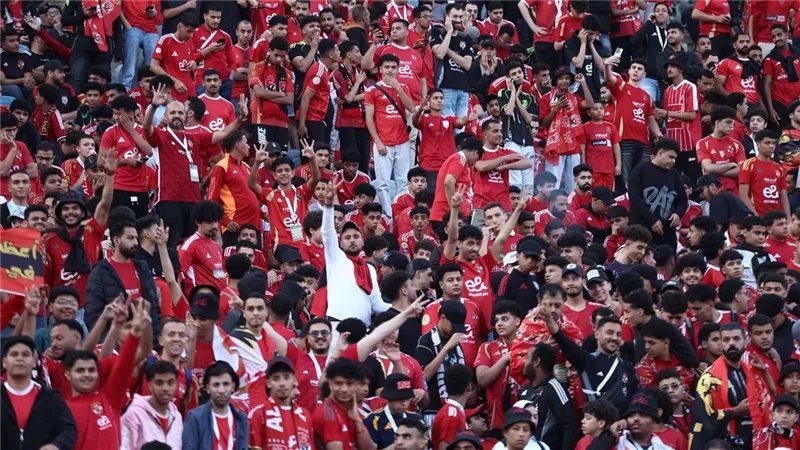 «أهلاوي على المكسب ناوي»، هتافات جماهير الأهلي أمام القناة رغم قلة الأعداد (فيديو)