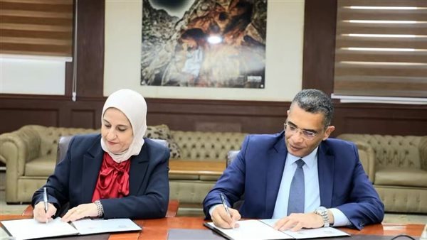 محافظ البحر الأحمر يوقع بروتوكولا لحماية البيئة البحرية والتغيرات المناخية