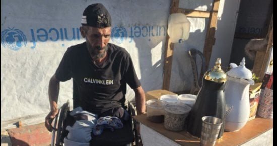 أبو عبدالله سكيك يحارب الألم والفقر بعد فقدان ساقيه بغزة في انتظار العلاج بالخارج