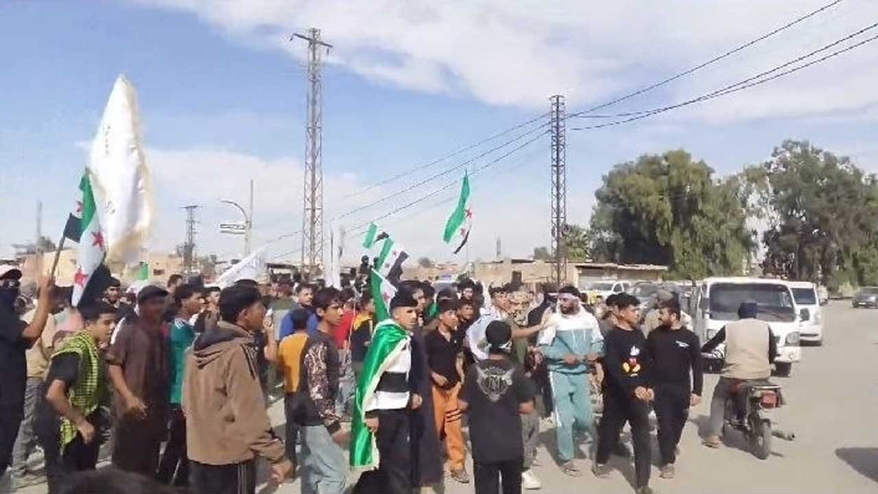 أهالي الحسكة في جمعة “حي على الكرامة” يتضامنون مع أشقائهم في الجنوب السوري.. ويطالبون بالشفافية والوضوح حول مستقبل محافظتهم