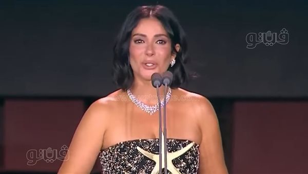 بالدموع، منى زكي تتسلم جائزة الإنجاز الإبداعي في مهرجان الجونة السينمائي (صور)